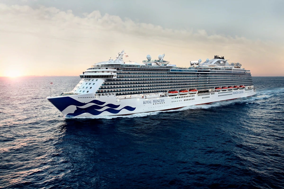 Das Kreuzfahrtschiff Royal Princess fährt bei Sonnenuntergang auf dem offenen Meer.