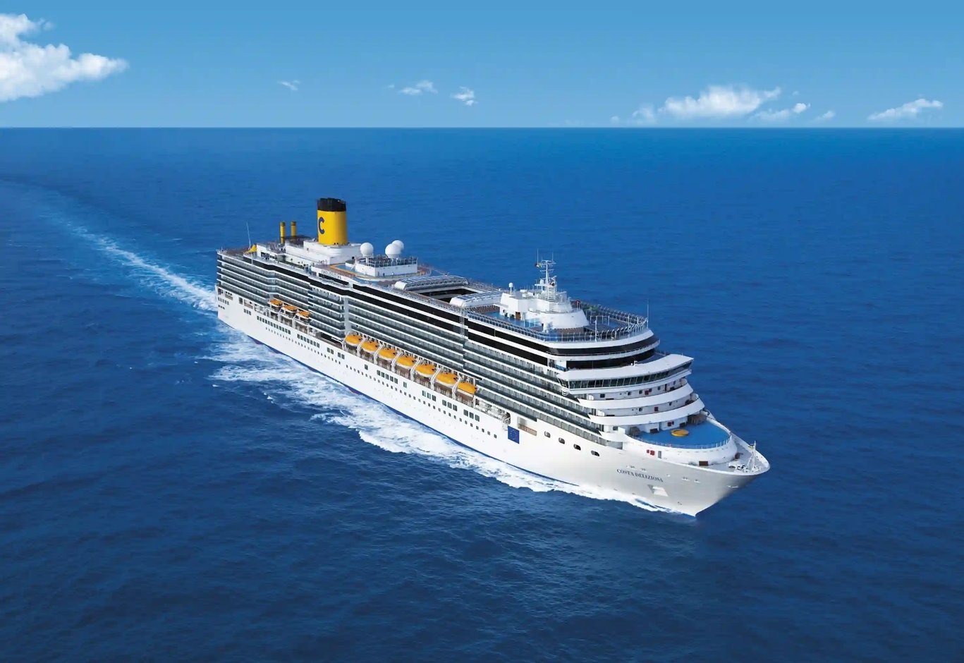 Blick von oben auf das Kreuzfahrtschiff Costa Deliziosa im tiefblauen Meer