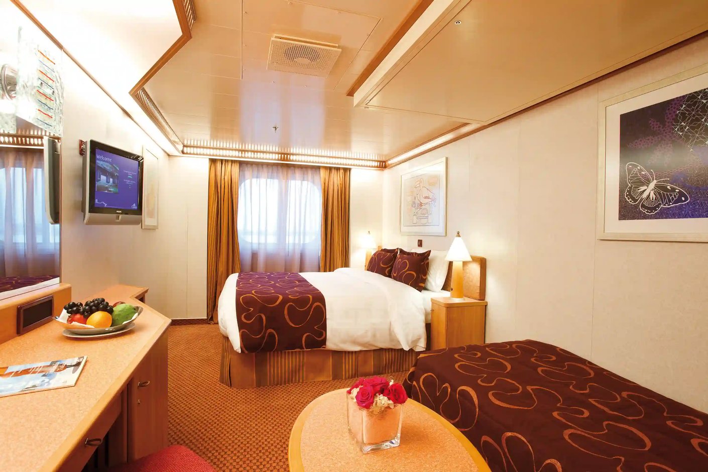 Helle Aussenkabine mit Doppelbett, Sitzbereich und Fenster