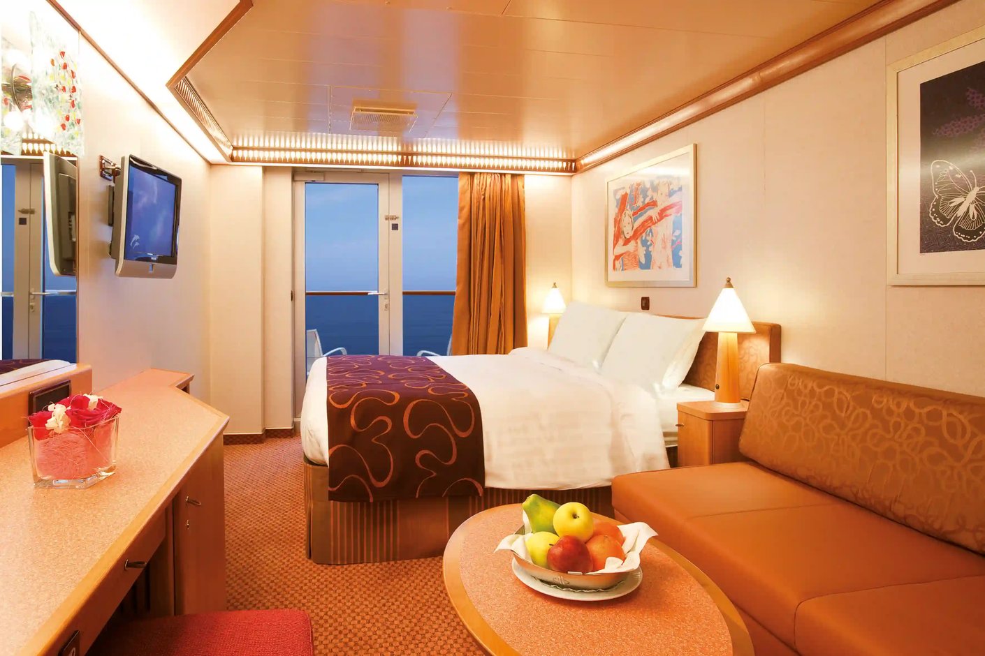 Balkonkabine mit Doppelbett, Sitzecke und Zugang zum privaten Balkon