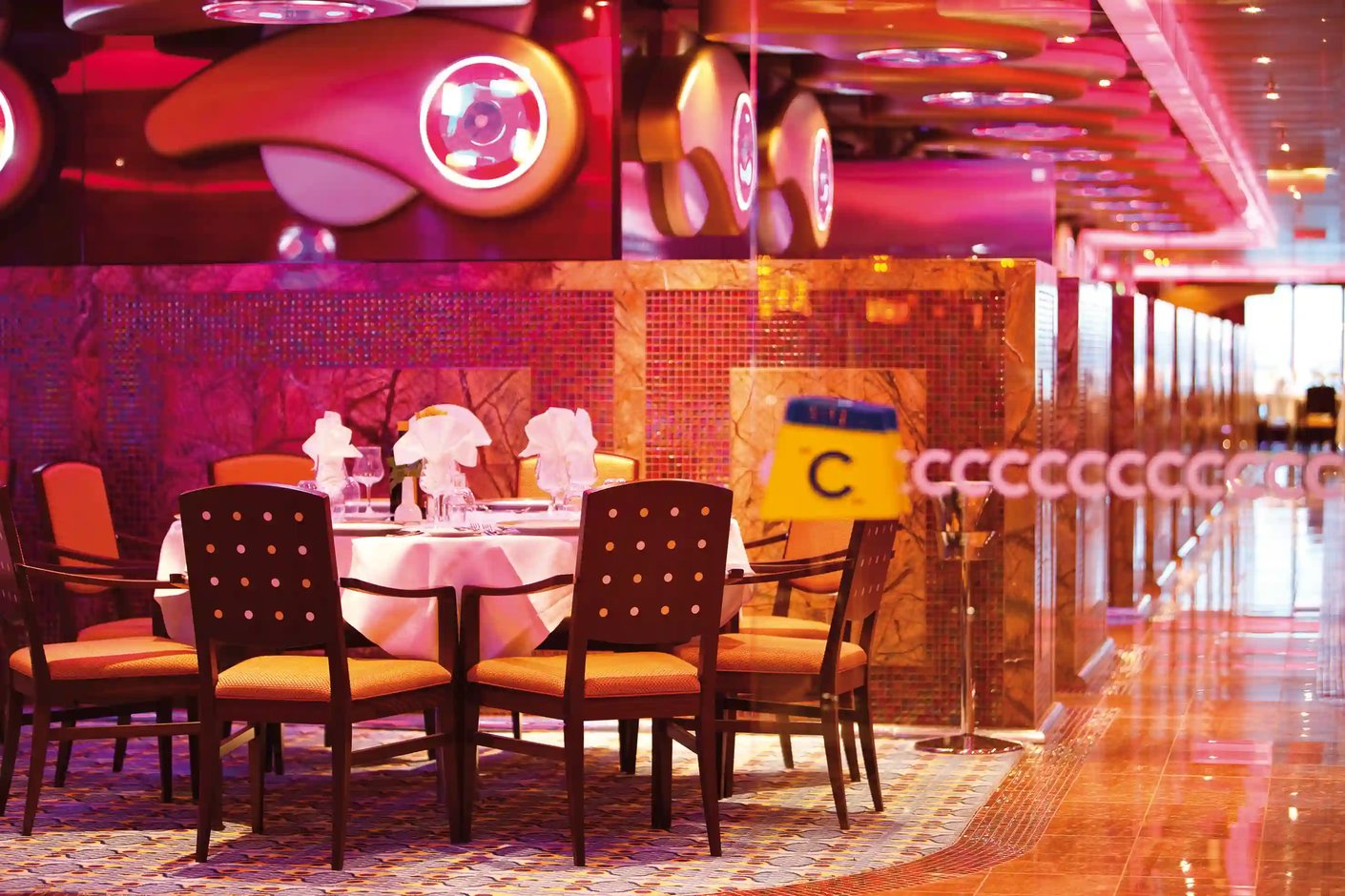 Stilvolle Bar mit Sitzgelegenheiten und stimmungsvoller Beleuchtung an Bord