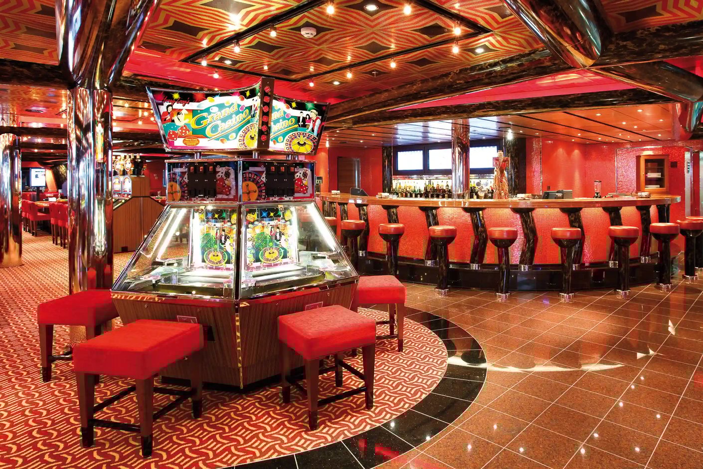 Casino an Bord der Costa Deliziosa mit Spielautomaten, Bar und roter Beleuchtung