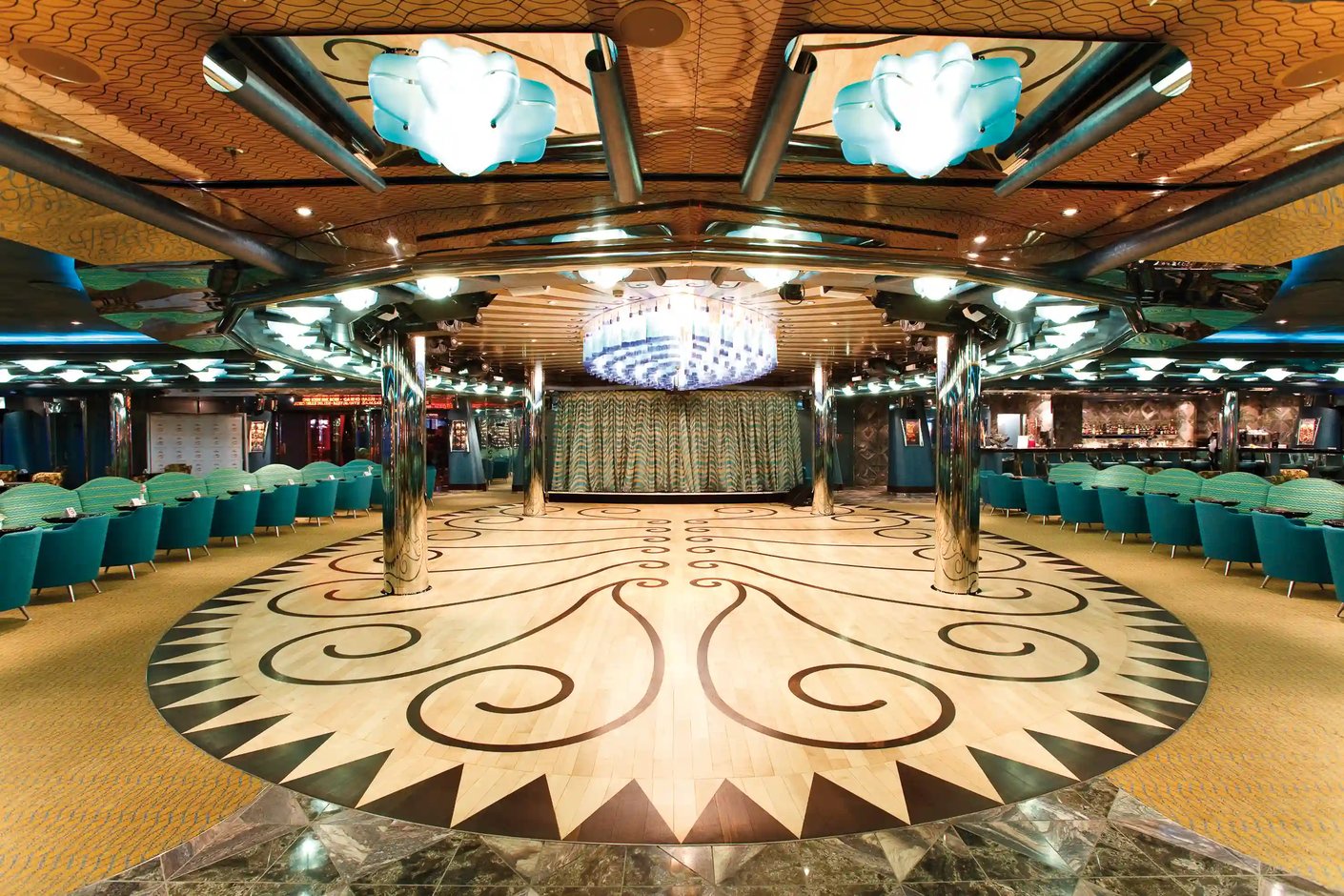 Bar an Bord der Costa Deliziosa mit Barhockern, Tresen und stimmungsvoller Beleuchtung