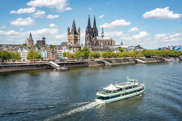 Ausflugsschiff auf dem Rhein mit Blick auf die Kölner Altstadt und den Dom