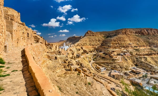 Traditionelles Berberdorf Chenini in Tunesien, in Felsen gebaut mit Blick über die Wüstenlandschaft.