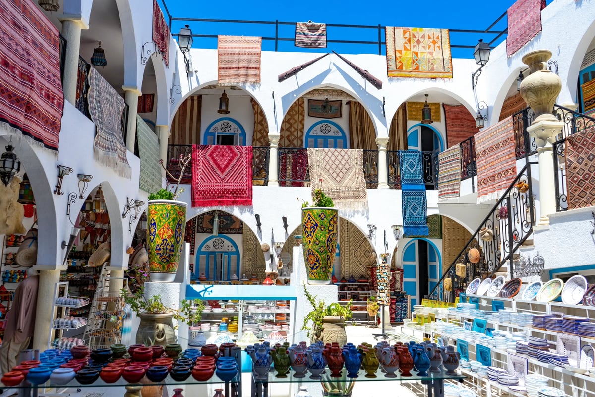 Bunter Markt in Houmt Souk mit Teppichen, Keramik und traditionellem Kunsthandwerk.