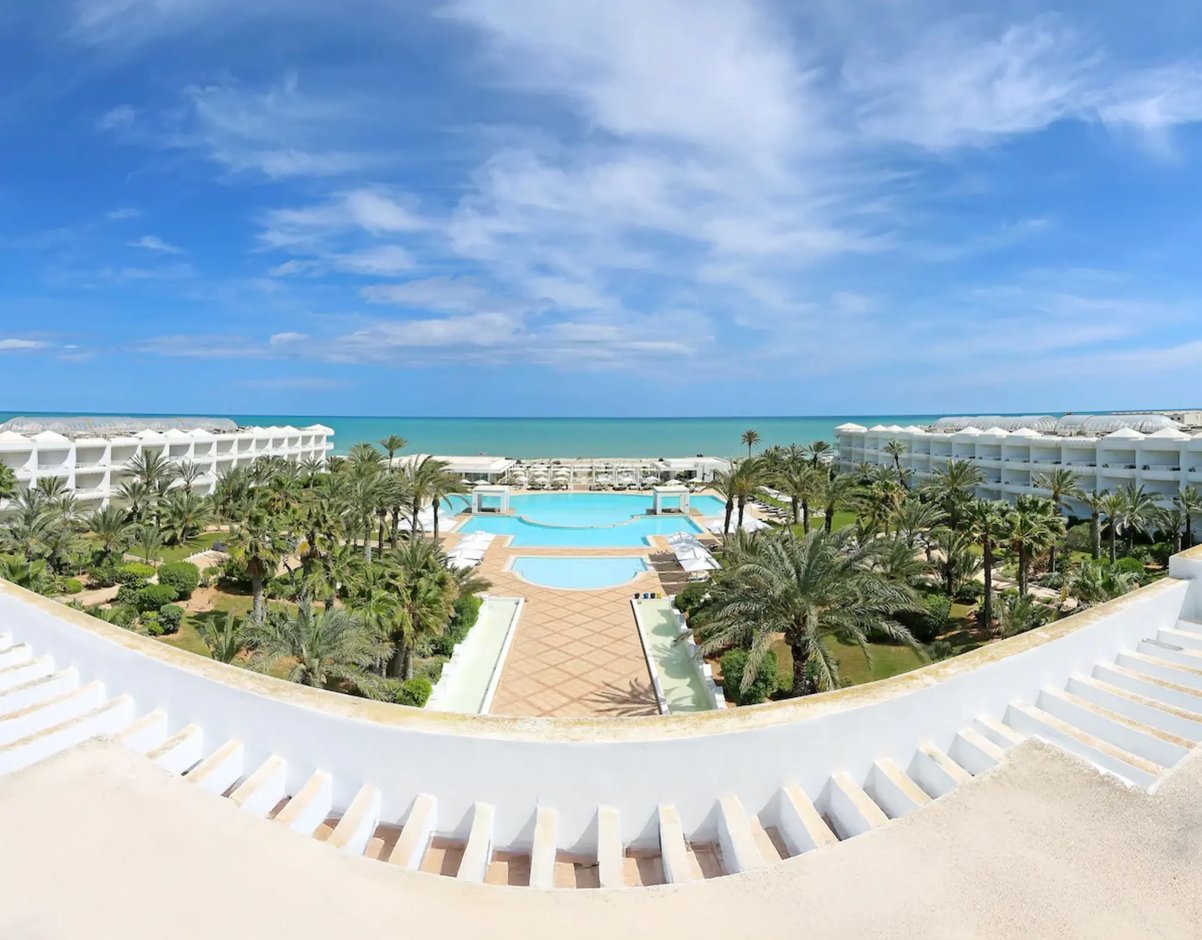 Große Hotelanlage mit Pool, Palmen und Blick auf das Meer auf Djerba.