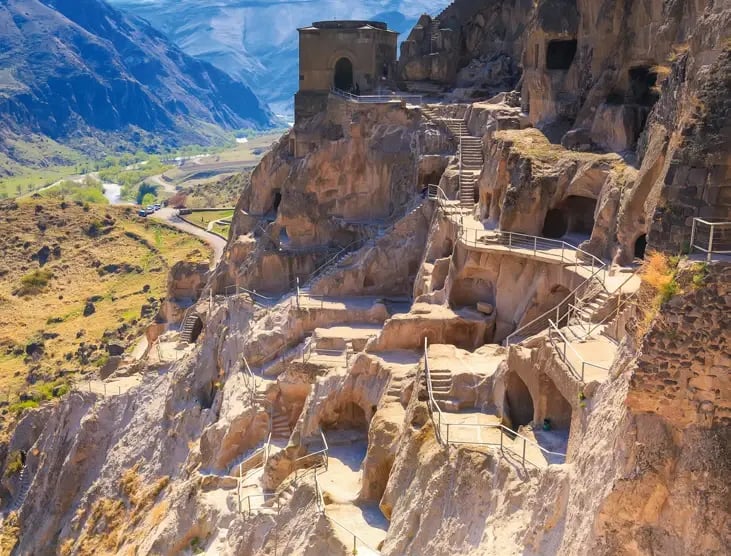 In Fels gehauenes Höhlenkloster Vardzia mit Treppen, Höhlenräumen und Blick ins Tal.