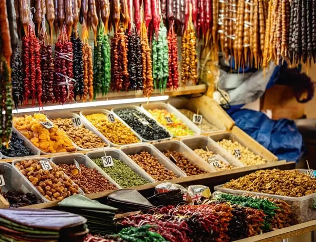 Marktstand in Kutaisi mit Gewürzen, Trockenfrüchten, Nüssen und traditionellen georgischen Spezialitäten.