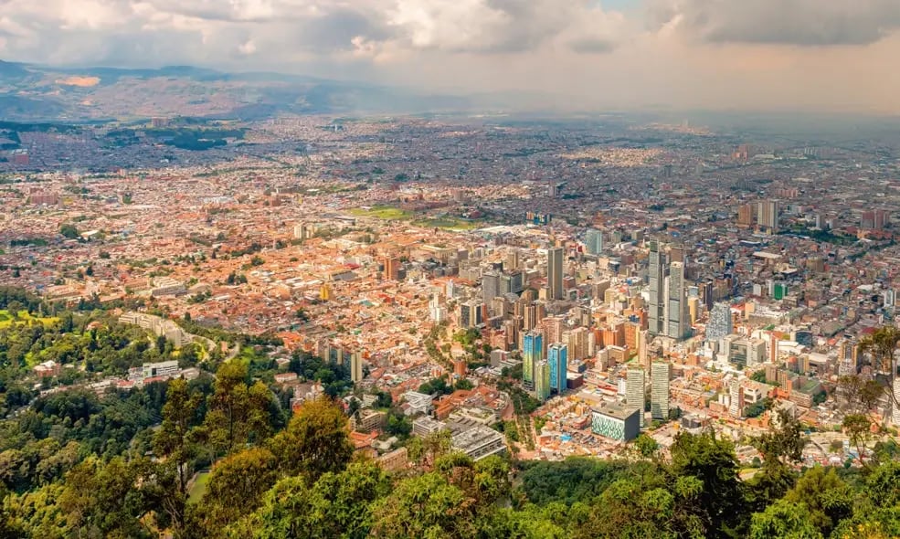 Panoramablick über Bogotá mit moderner Skyline und weitläufigem Stadtgebiet.
