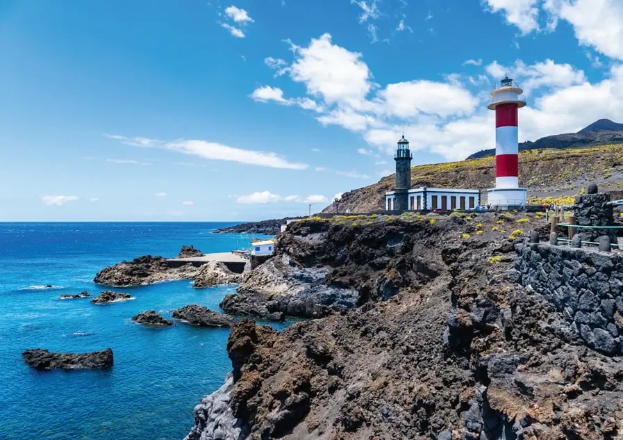 Leuchtturm von Fuencaliente auf einer Lavaküste am Atlantik.