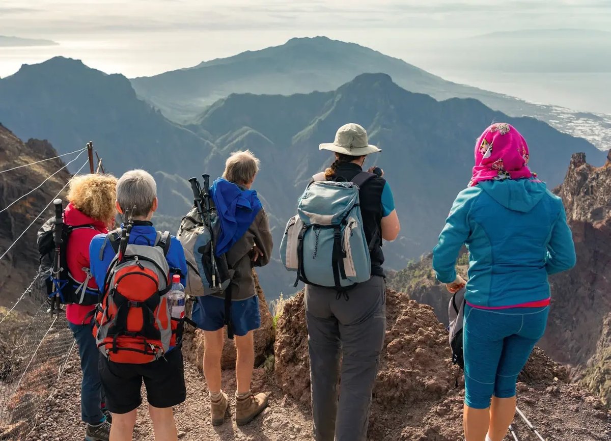 Wandergruppe geniesst den Ausblick über die Berglandschaft von La Palma.