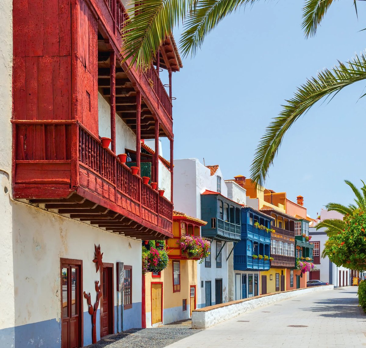 Historische Holzbalkone entlang einer Strasse in Santa Cruz de La Palma.