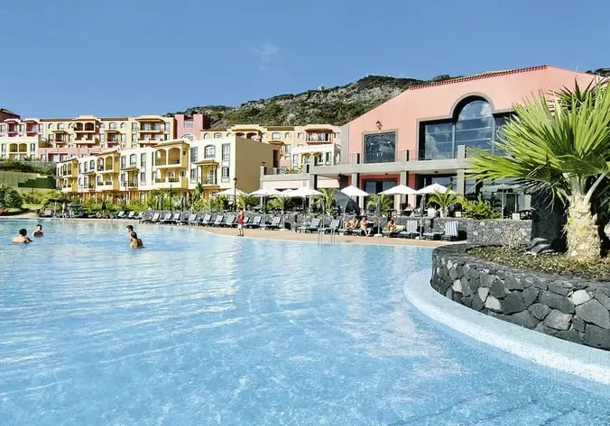 Moderne Hotelanlage mit Aussenpool auf der Insel Las Palmas.