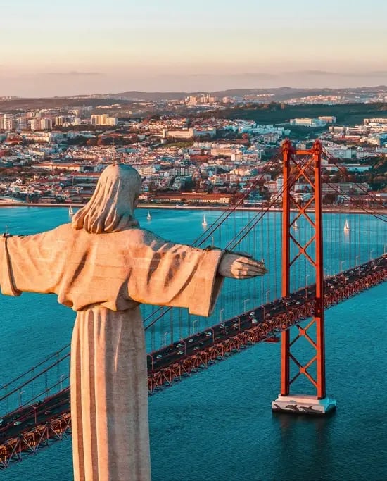 Cristo-Rei-Statue mit Blick über den Tejo und die Brücke Ponte 25 de Abril in Lissabon.