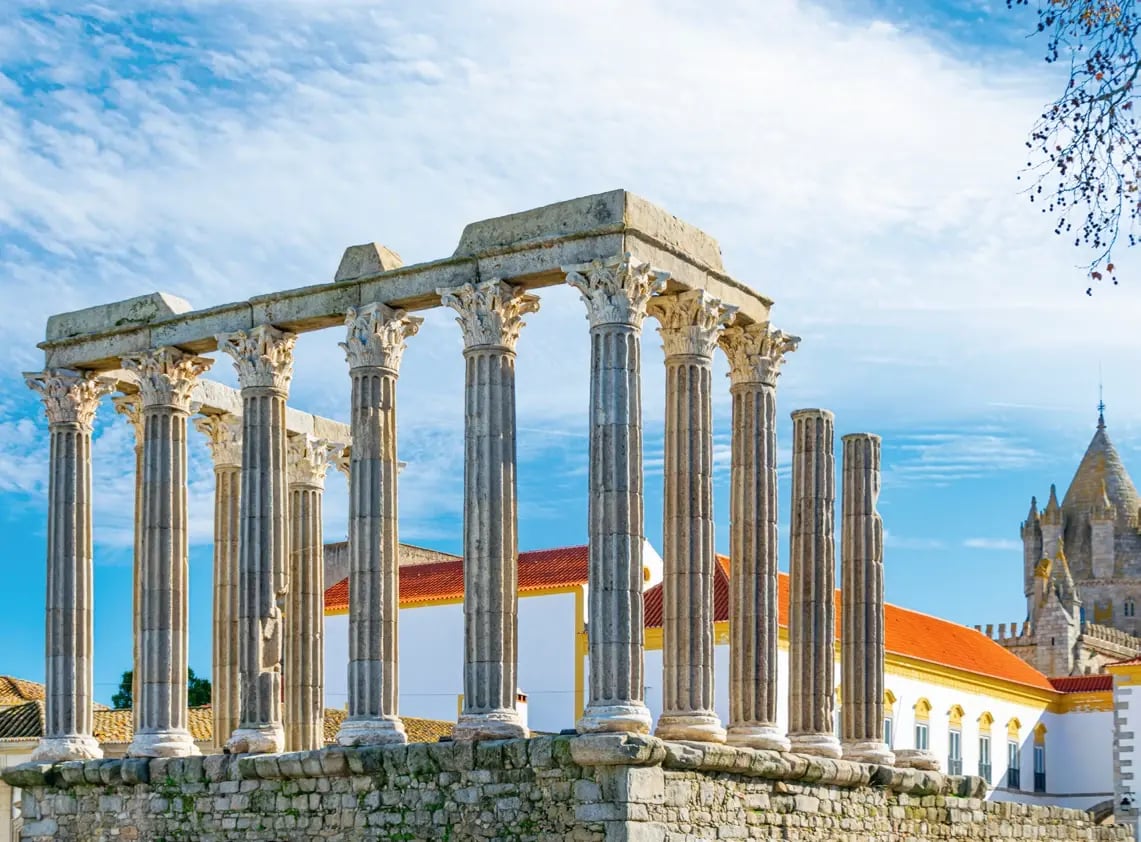 Römischer Tempel mit historischen Gebäuden im UNESCO-Welterbe Évora.