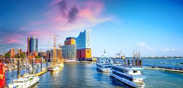 Blick auf den Hamburger Hafen mit Schiffen, Elbe und Elbphilharmonie im Hintergrund