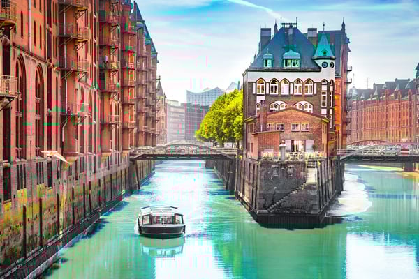 Historische Speicherstadt in Hamburg mit Backsteinhäusern, Kanälen und Brücken