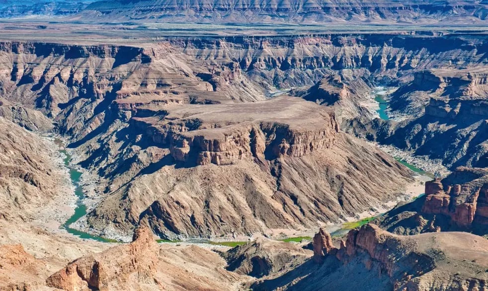 Panorama des Fish River Canyon mit tief eingeschnittenem Flusslauf und steilen Felswänden.