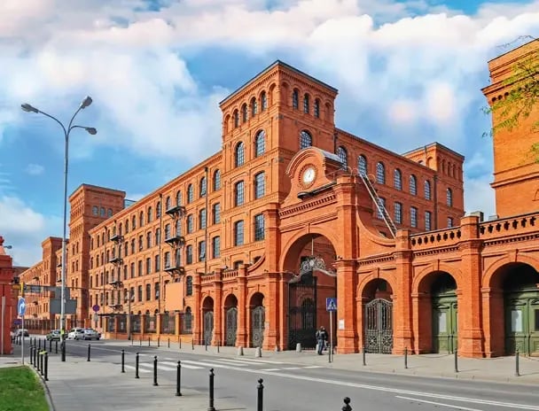 Historische Fabrikgebäude aus rotem Backstein im ehemaligen Industrieviertel von Łódź.
