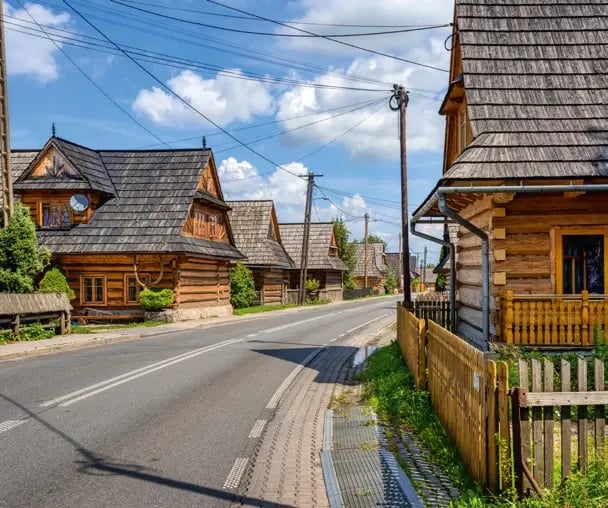 Maisons traditionnelles en bois le long d’une rue à Zakopane, au pied des Hautes Tatras