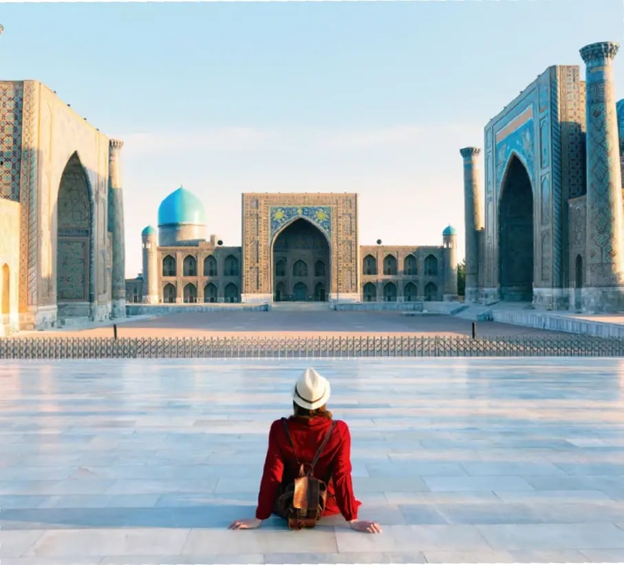 Reisende blickt auf den Registan-Platz in Samarkand mit seinen prachtvollen Medresen.