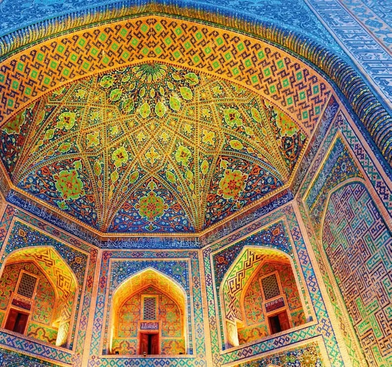 Farbenprächtige Keramik- und Mosaikverzierungen an einer historischen Kuppel in Samarkand.