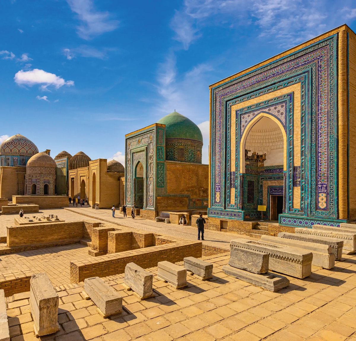 Reich verzierte Gebäude der Nekropole Schahi-Sinda in Samarkand mit türkisfarbenen Mosaiken.