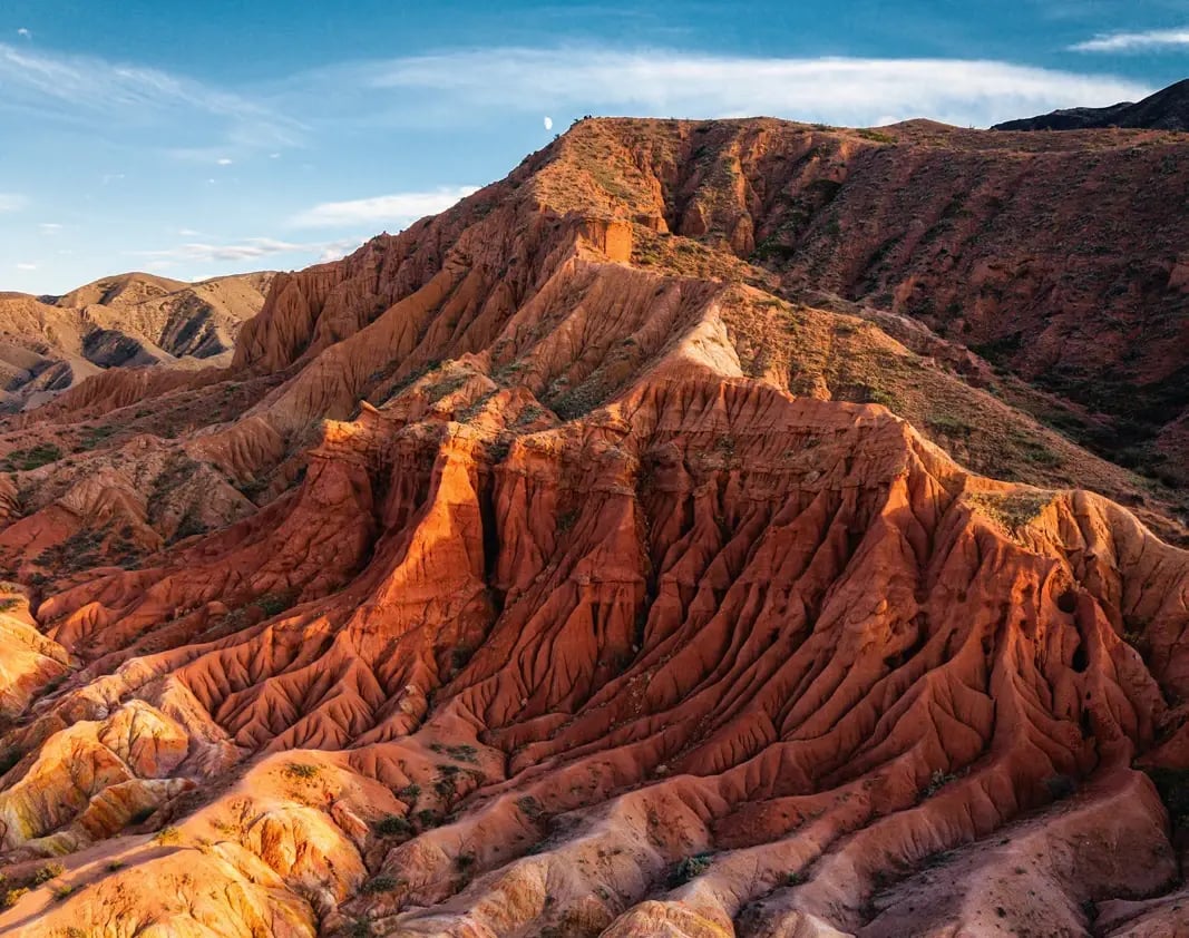 Rote Felsformationen im Skazka-Canyon mit markanten, durch Erosion geformten Schluchten.