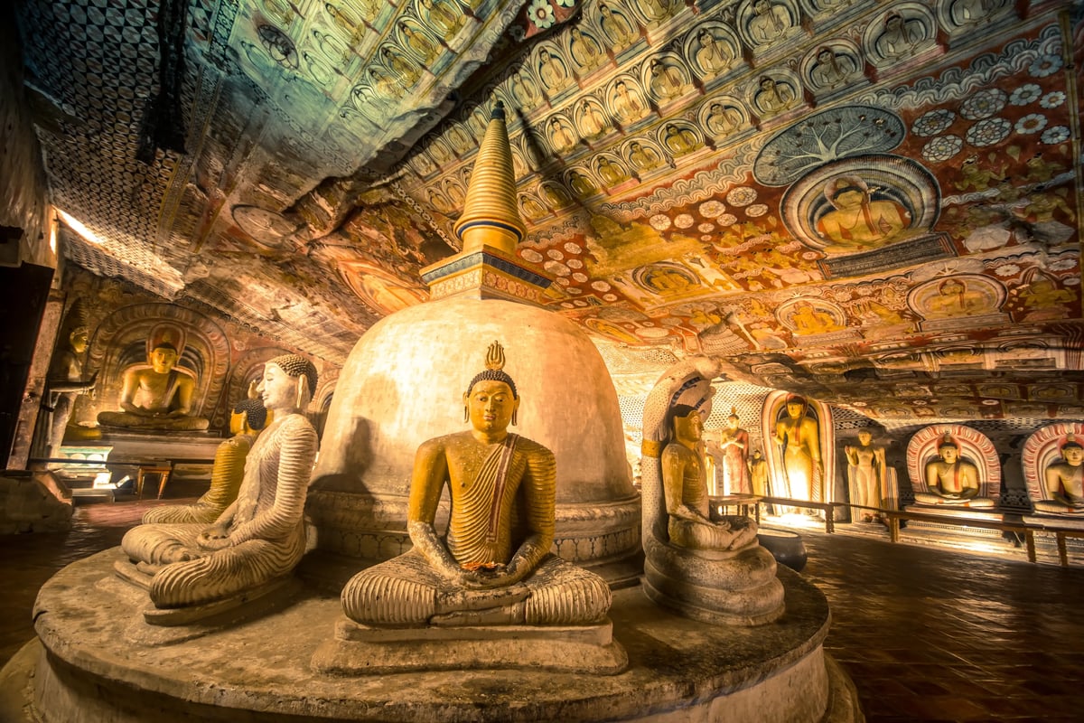 Höhlentempel mit Buddha-Statuen und kunstvollen Deckenmalereien in Dambulla, Sri Lanka.