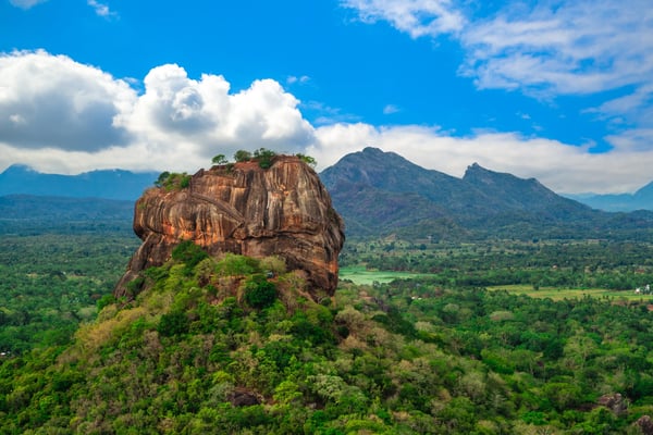 Der Sigiriya-Felsen (Löwenfelsen) ragt majestätisch über die grüne Landschaft Sri Lankas.