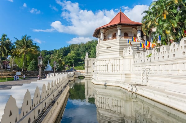 Tempelanlage des Zahntempels in Kandy mit Wassergraben und traditioneller Architektur.