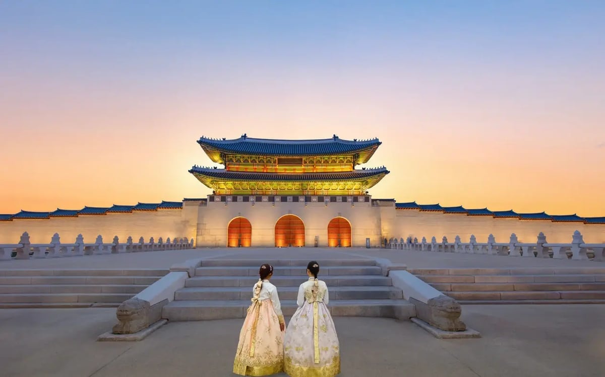 Gyeongbokgung-Palast in Seoul mit Besuchern in traditioneller Hanbok-Kleidung.