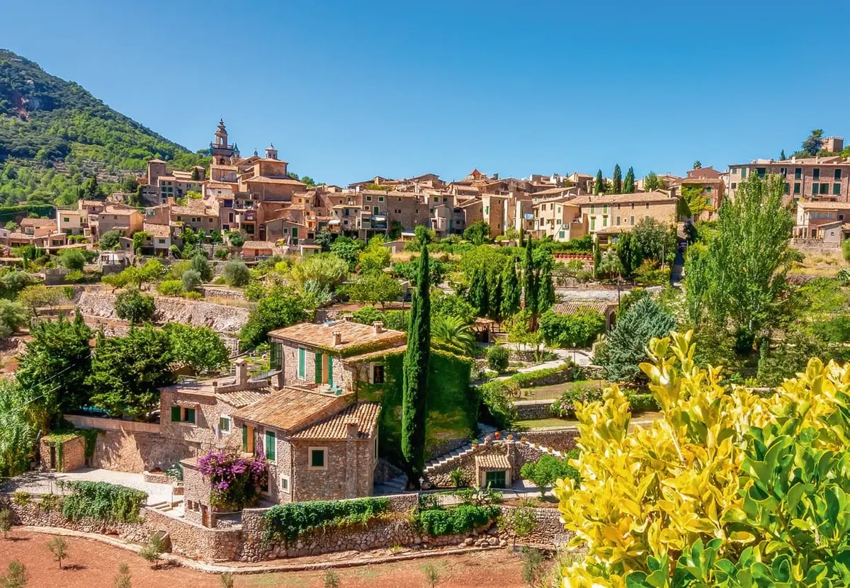 Blick auf das Bergdorf Valldemossa mit Natursteinhäusern in der Serra de Tramuntana.