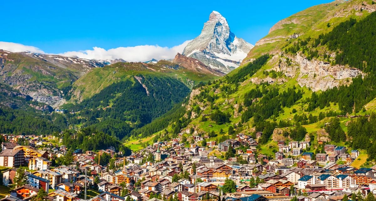 Blick auf Zermatt mit seinen traditionellen Chalets und dem imposanten Matterhorn im Hintergrund.