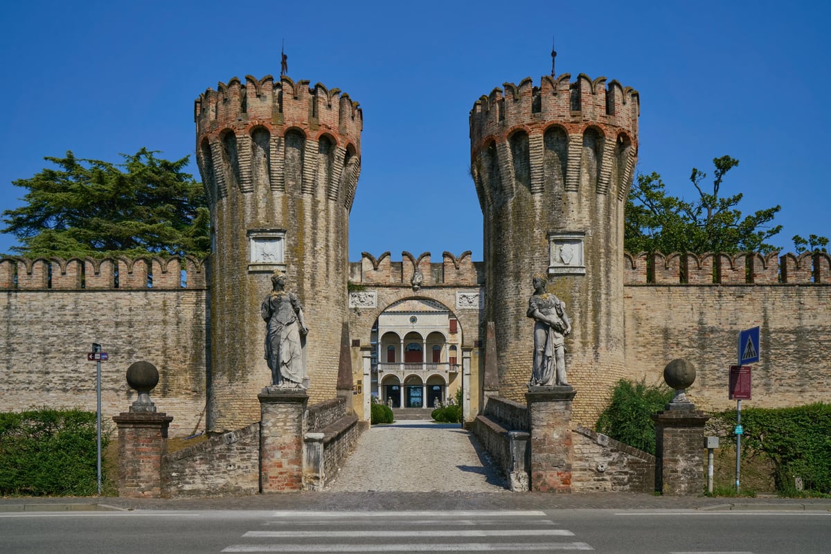 Historisches Castello di Roncade mit zwei imposanten Türmen und einem befestigten Eingang.
