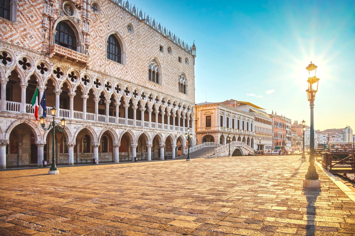 Dogenpalast in Venedig mit seiner prächtigen gotischen Fassade im warmen Sonnenlicht.