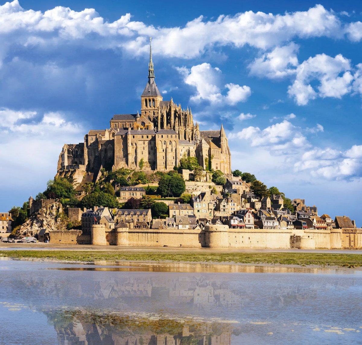 Mont-Saint-Michel mit mittelalterlicher Abtei und Festungsmauern auf einer Gezeiteninsel.