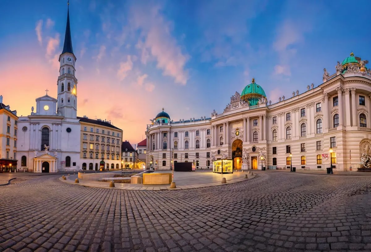 La Hofburg de Vienne et la Michaelerplatz avec leur architecture baroque au crépuscule