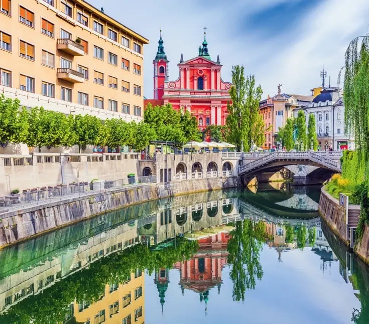 La Ljubljanica avec un pont et l'église franciscaine dans le centre historique de Ljubljana