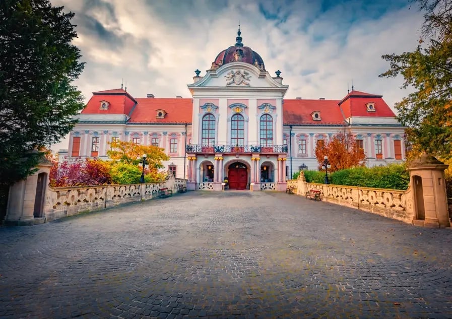 Barockes Schloss Gödöllő mit prachtvoller Fassade und Vorplatz im Herbst.