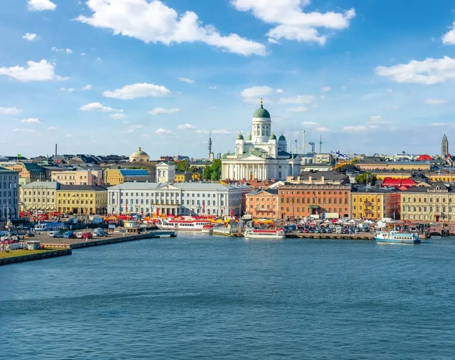 Blick über den Hafen von Helsinki mit Dom und Uferpromenade.