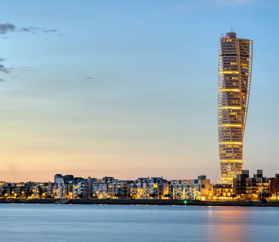 Der Wolkenkratzer Turning Torso in Malmö am Abend mit Blick über das Wasser.
