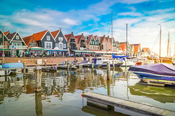 Port de Volendam avec bateaux et maisons colorées