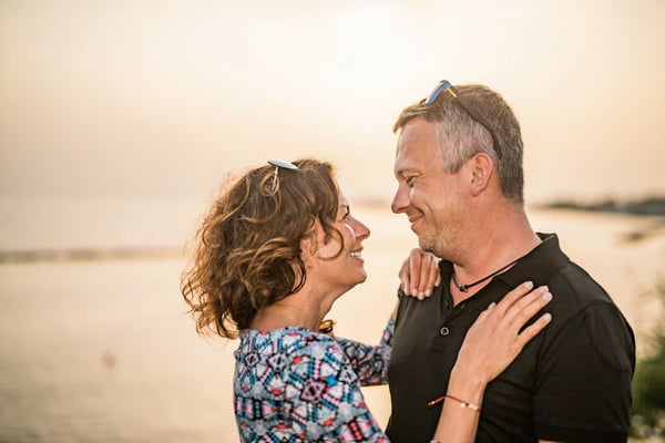 Couple s’enlaçant au bord de l’IJsselmeer