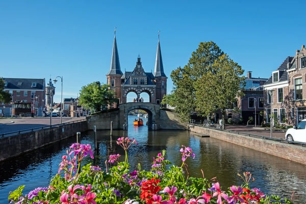 Porte d eau de Sneek avec canal et fleurs
