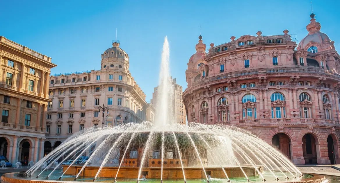 Piazza De Ferrari à Gênes avec sa magnifique fontaine et ses palais historiques
