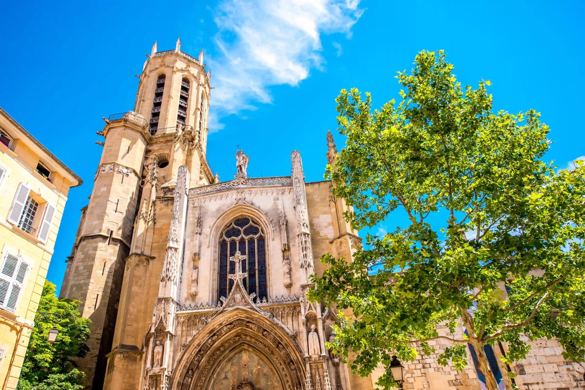 Gotische Kirche in Aix-en-Provence mit Turm unter blauem Himmel