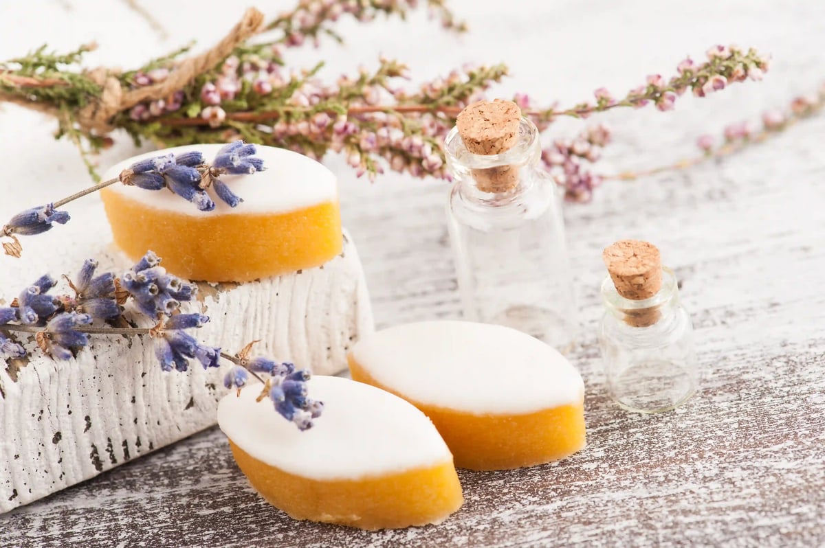 Calissons aus Aix-en-Provence mit Lavendel auf Holzoberfläche