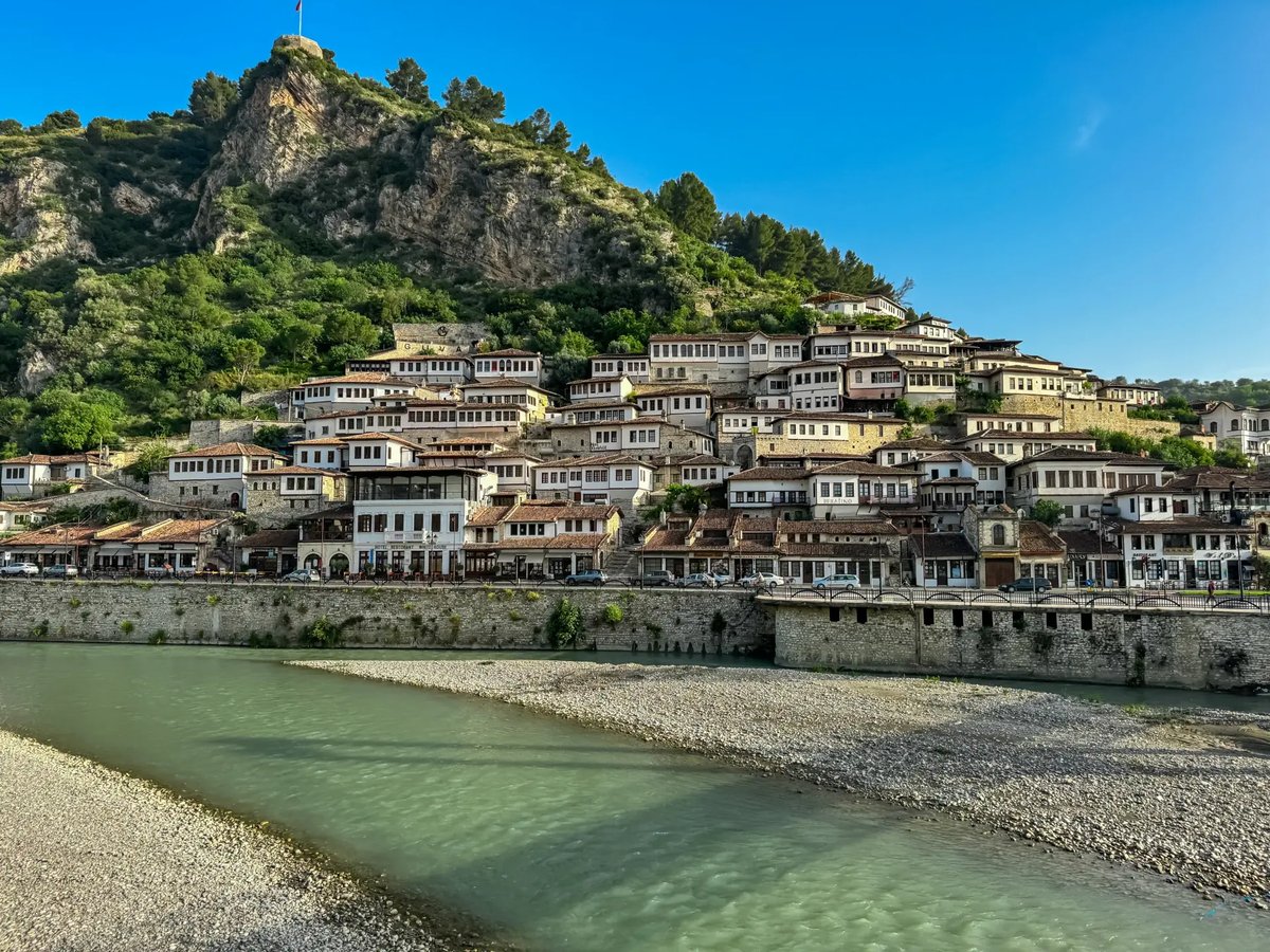 Historische Altstadt von Berat mit ihren charakteristischen weissen Häusern am Fluss Osum und der Burg auf dem Hügel.